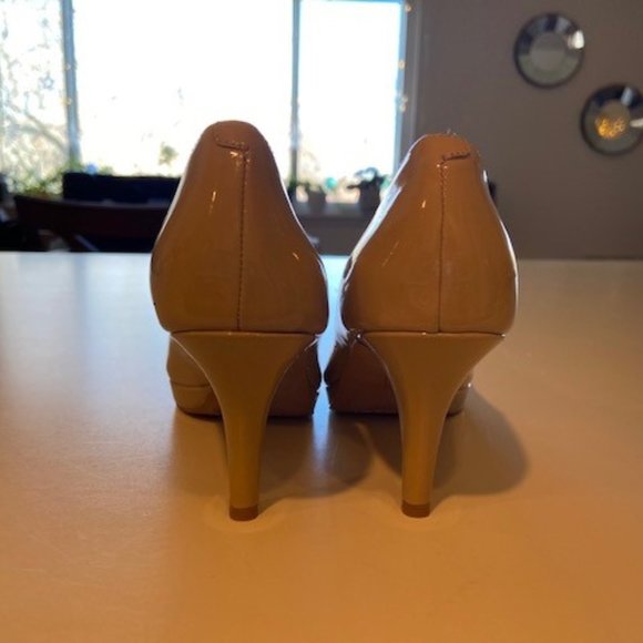NEW $150 Vince Camuto Nude Patent Leather Pumps 4M - Picture 5 of 8